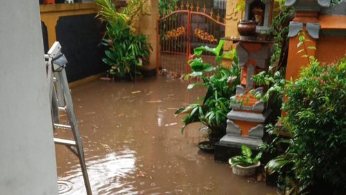 Hujan deras membuat tujuh rumah di Banjar Dinas Kecicang Bali, Desa Bungaya Kangin, Karangasem, terendam banjir.