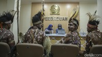 Kedatangannya itu bertujuan untuk mempertahankan hutan adat yang terancam oleh konsesi perusahaan sawit.