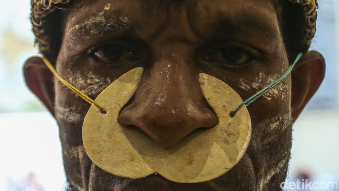 Hutan Adat Diserobot, Suku Awyu Papua Datangi Komnas HAM Perwakilan masyarakat adat suku Awyu dari Boven Digoel, Papua mendatangi Kantor Komnas Ham di Jakarta soal hutan adat.