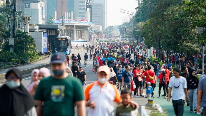 Ilustrasi WHO Cabut Status Darurat COVID-19 people exercise jogging , walking ,cycling along sudirman road at car free day on sunday morning in jakarta city, indonesia Covid-19