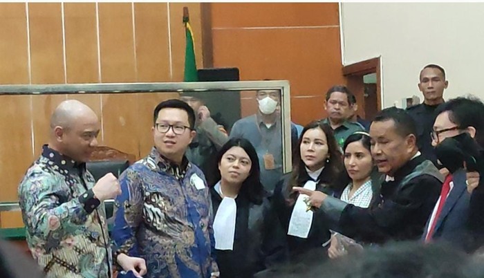 Irjen Teddy Minahasa usai mendengarkan vonis penjara seumur hidup (Wilda-detikcom)