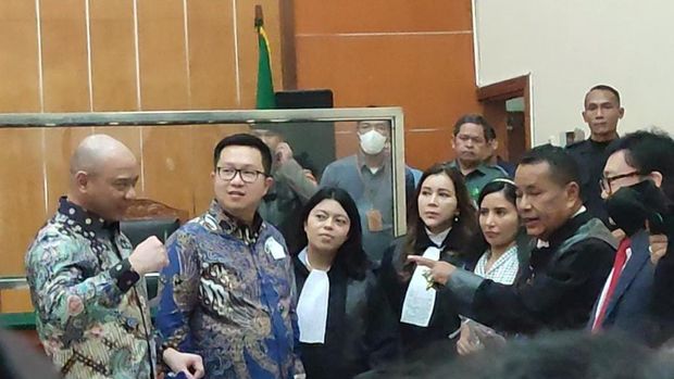 Irjen Teddy Minahasa usai mendengarkan vonis penjara seumur hidup (Wilda-detikcom)