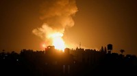 Sebuah ledakan akibat serangan misil Israel mengguncang wilayah Gaza, Palestina, Selasa (9/5).