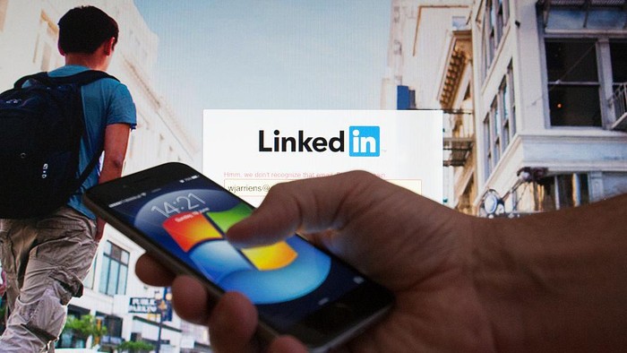 LinkedIn, sebuah jaringan sosial milik Microsoft Corp akan melakukan PHK 716 karyawannya. Selain itu, mereka juga akan menutup aplikasi miliknya yang berada di China, InCareer.