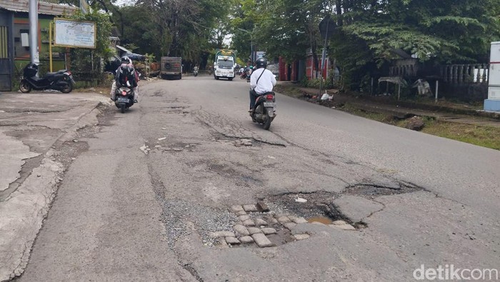 Jalan Antang Raya Makassar rusak.