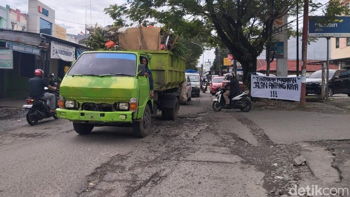 Jalan Antang Raya Makassar rusak.