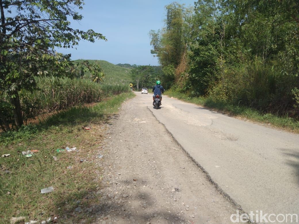 Jalan menuju wisata pantai di Malang Selatan rusak parah