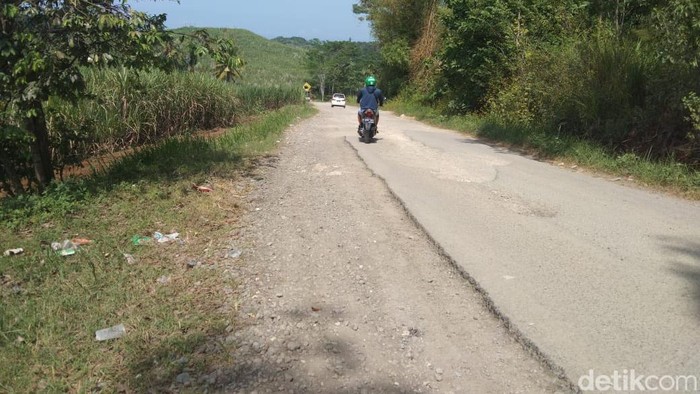 Jalan Rusak Bikin Kunjungan Wisatawan ke Pantai Malang Selatan Menurun