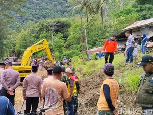 Poros Enrekang-Toraja Ambles, Bupati Desak Balai Jalan Diperbaiki Permanen