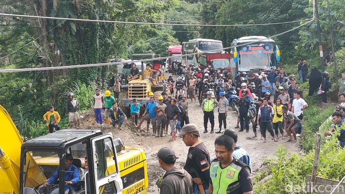 Jalan Poros Enrekang-Toraja menyebabkan arus lalin macet hingga 4 km.