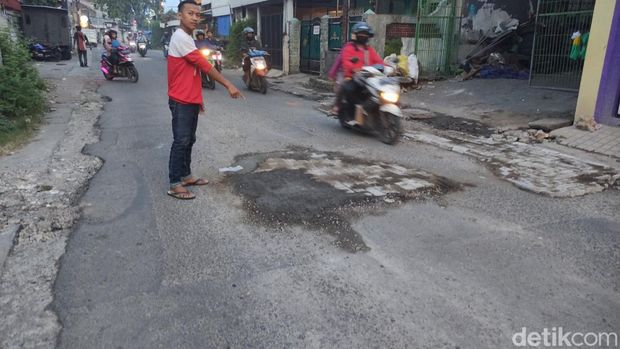 Jalan rusak Kolonel Sugiono Sidoarjo