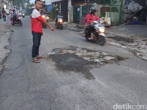 Jalan rusak Kolonel Sugiono Sidoarjo