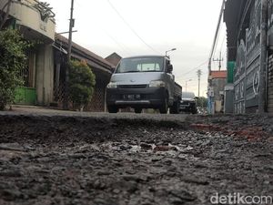 Warga Sidoarjo Geregetan Perbaiki Sendiri Jalan yang Rusak Parah