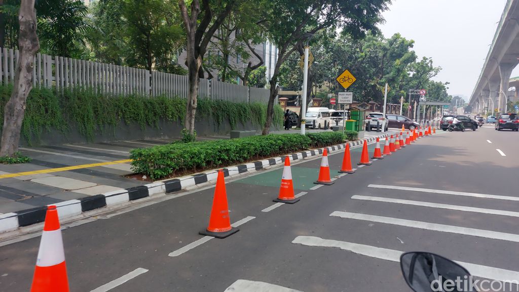 Jalur sepeda di depan Kantor ASEAN, Jaksel. Kini sudah tak ada lagi mobil-mobil yang parkir. 9 Mei 2023. (Rumondang Naibaho/detikcom)