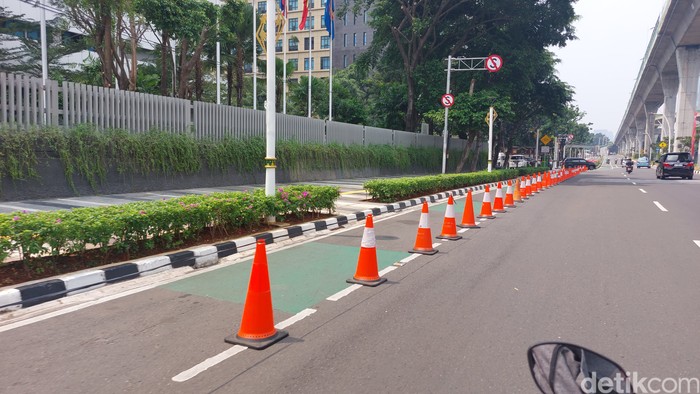 Jalur sepeda di depan Kantor ASEAN, Jaksel. Kini sudah tak ada lagi mobil-mobil yang parkir. 9 Mei 2023. (Rumondang Naibaho/detikcom)