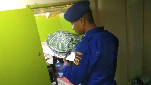 Jasad Santje Lombo (52) ditutup kain sarung beberapa saat setelah ditemukan oleh anak buah kapal KM Heng Heng. Santje diduga meninggal karena mag kronis.