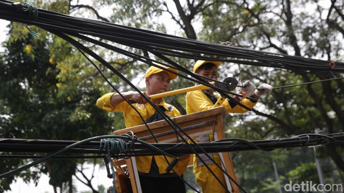 Jelang pelaksanaan KTT Asean 2023, Pemprov DKI Jakarta melakukan penertiban dengan merapikan kabel yang semrawut, di Jalan Jenderal Sudirman, Jakarta Pusat, Selasa (09/05/2023).