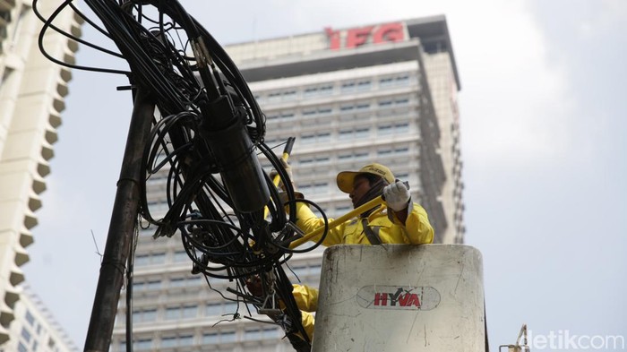 Jelang KTT ASEAN 2023, Kabel Semrawut di Jalan Jenderal Sudirman Dirapikan Jelang pelaksanaan KTT Asean 2023, Pemprov DKI Jakarta melakukan penertiban dengan merapikan kabel yang semrawut, di Jalan Jenderal Sudirman, Jakarta Pusat, Selasa (09/05/2023).