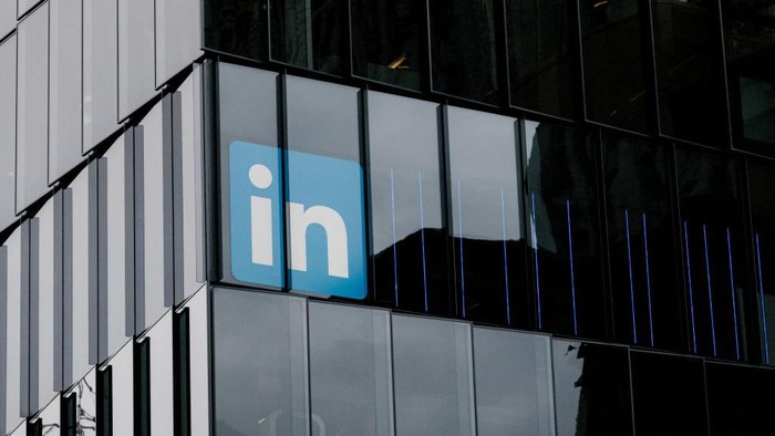 LinkedIn, sebuah jaringan sosial milik Microsoft Corp akan melakukan PHK 716 karyawannya. Selain itu, mereka juga akan menutup aplikasi miliknya yang berada di China, InCareer.