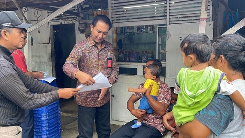 Camat Kuta Selatan I Ketut Gede Artha saat sidak penduduk pendatang di Tanjung Benoa, Badung, Bali, Selasa (9/5/2023).