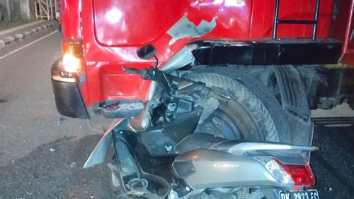 Kondisi motor N-Max yang ringsek akibat menabrak di Jalan Nasional Denpasar-Gilimanuk, KM 96-97, Negara, Badung, Bali, Senin (8/5/2023).