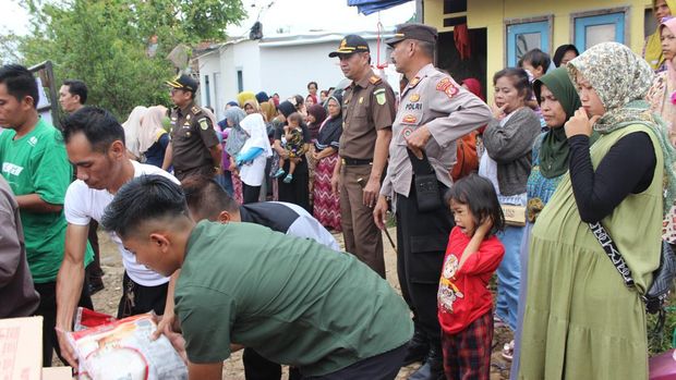 Kejaksaan negeri Cianjur salurkan ratusan paket sembako untuk penyintas gempa
