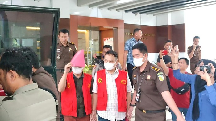 Kejari Cilegon menahan Asisten Daerah (Asda) 2 Kota Cilegon Tubagus Dikrie Maulawardhana (TDM) dan PPK proyek pembangunan Pasar Grogol Cilegon berinisial BA, Selasa (9/5/2023).