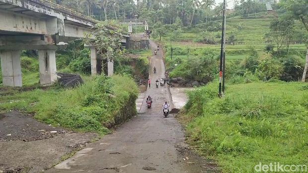 Kendaraan terpaksa melewati cekdam karena amblasnya Jembatan Cidugaleun, Tasikmalaya