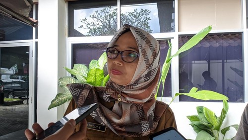 Harga garam lokal di Mataram melambung, bahkan sempat menembus Rp 20 ribu per kilogram. Kenaikan harga garam terjadi sejak libur Lebaran.