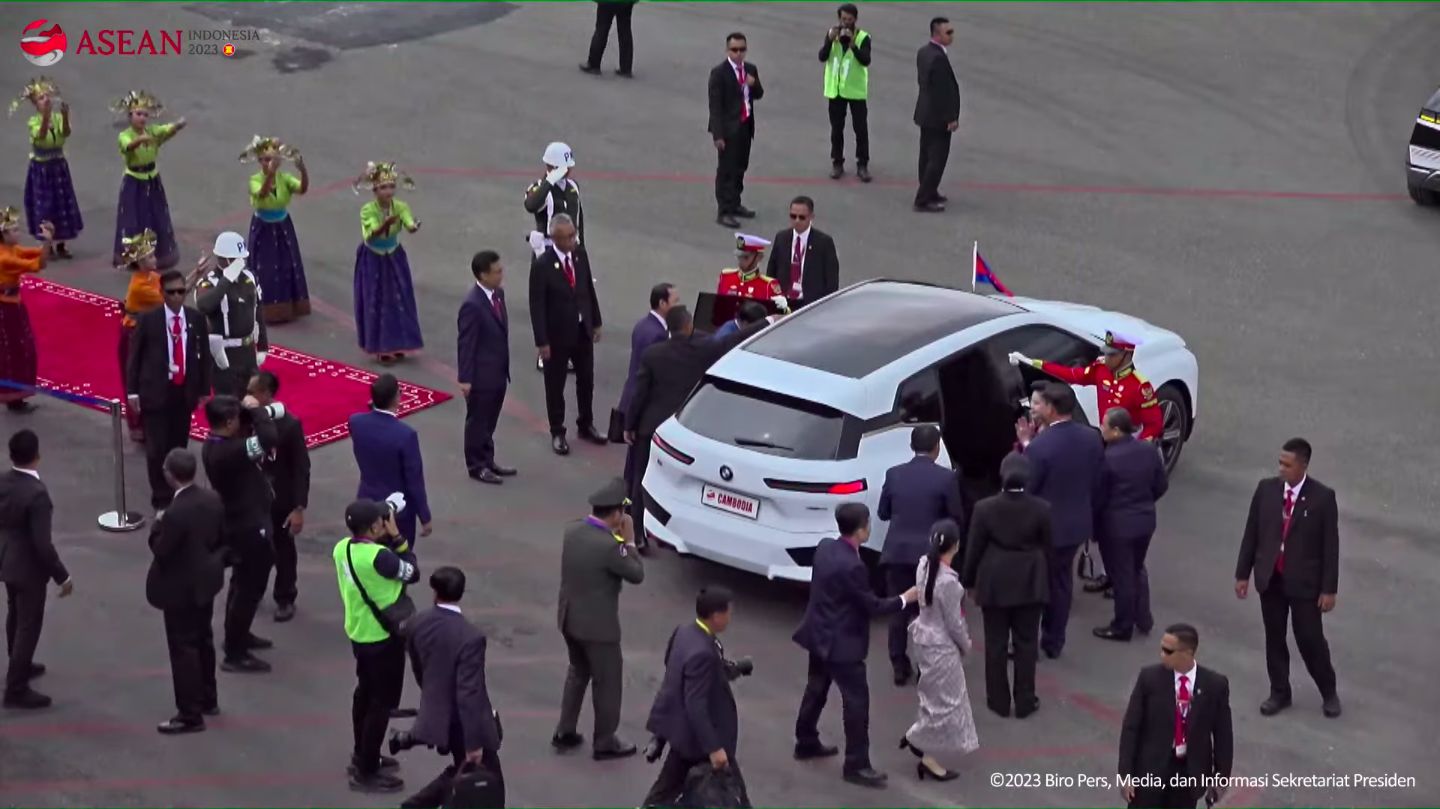 Kepala Negara dan Perdana Menteri dijemput BMW iX