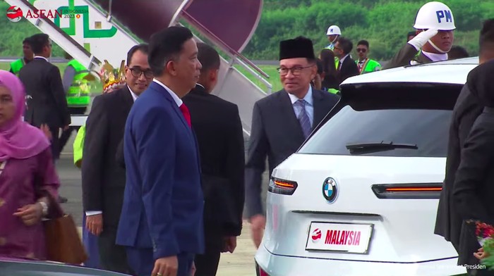 Kepala Negara dan Perdana Menteri dijemput BMW iX