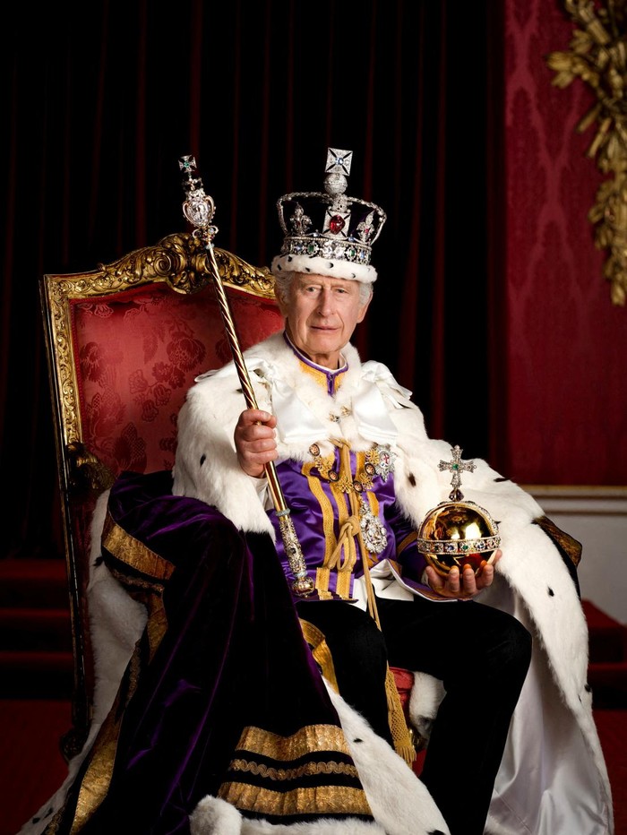 Kerajaan Inggris Rilis Foto Resmi Terbaru Usai Penobatan Raja Charles III Britain's King Charles is pictured in full regalia in the Throne Room at Buckingham Palace, London. The King is wearing the Robe of Estate, the Imperial State Crown and is holding the Sovereign's Orb and Sovereign's Sceptre with Cross. He is seated on one of a pair of 1902 throne chairs that were made for the future King George V and Queen Mary for use at the Coronation of King Edward VII. These throne chairs were also used in the background of the 1937 Coronation of King George VI and Queen Elizabeth, and by King Charles III and Queen Camilla at Westminster Hall to receive addresses from the Speakers of both Houses of Parliament last year. Picture made available: May 8, 2023. Hugo Burnand/Royal Household 2023/Handout via REUTERS THIS IMAGE HAS BEEN SUPPLIED BY A THIRD PARTY. MANDATORY CREDIT. EDITORIAL USE ONLY. NO RESALES. NO ARCHIVES. NO NEW USE AFTER 0001HRS JANUARY 1, 2024, WITHOUT PRIOR, WRITTEN PERMISSION FROM ROYAL COMMUNICATIONS. NO COMMERCIAL OR BOOK SALES. THE PHOTOGRAPH MUST NOT BE DIGITALLY ENHANCED, MANIPULATED OR MODIFIED IN ANY MANNER OR FORM. REFILE - CORRECTING DATE INFORMATION AND SUPPLYING ADDITIONAL RESTRICTIONS TPX IMAGES OF THE DAY