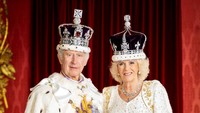 Potret lainnya memperlihatkan Raja Charles III bersama Ratu Camilla. Mereka difoto di Throne Room.  
