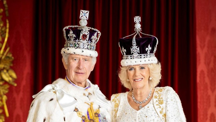 Britains King Charles and Queen Camilla are pictured in the Throne Room at Buckingham Palace, London, Britain, in this photo made available May 8, 2023. Hugo Burnand/Royal Household 2023/Handout via REUTERS    THIS IMAGE HAS BEEN SUPPLIED BY A THIRD PARTY. MANDATORY CREDIT. EDITORIAL USE ONLY. NO RESALES. NO ARCHIVES. NO NEW USE AFTER 0001HRS JANUARY 1, 2024, WITHOUT PRIOR, WRITTEN PERMISSION FROM ROYAL COMMUNICATIONS. NO COMMERCIAL OR BOOK SALES. THE PHOTOGRAPH MUST NOT BE DIGITALLY ENHANCED, MANIPULATED OR MODIFIED IN ANY MANNER OR FORM.   REFILE - CORRECTING DATE INFORMATION AND SUPPLYING ADDITIONAL RESTRICTIONS