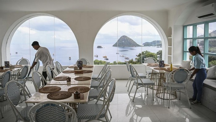 Keterisian hotel saat KTT ASEAN Sejumlah tamu duduk di area makan Loccal Collection Hotel, Labuan Bajo, Manggarai Barat, Nusa Tenggara Timur (NTT), Selasa (9/5/2023). Dinas Pariwisata, Ekonomi Kreatif dan Kebudayaan Kabupaten Manggarai Barat menyebutkan bahwa keterisian hotel saat penyelenggaraan Konferensi Tingkat Tinggi (KTT) Ke-42 ASEAN mencapai 100 persen. ANTARA FOTO/Aprillio Akbar/rwa.