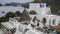 Sejumlah tamu duduk di area makan Loccal Collection Hotel, Labuan Bajo, Manggarai Barat, Nusa Tenggara Timur (NTT), Selasa (9/5/2023).