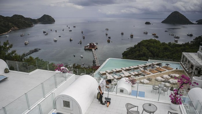 Sejumlah tamu duduk di area makan Loccal Collection Hotel, Labuan Bajo, Manggarai Barat, Nusa Tenggara Timur (NTT), Selasa (9/5/2023). Dinas Pariwisata, Ekonomi Kreatif dan Kebudayaan Kabupaten Manggarai Barat menyebutkan bahwa keterisian hotel saat penyelenggaraan Konferensi Tingkat Tinggi (KTT) Ke-42 ASEAN mencapai 100 persen. ANTARA FOTO/Aprillio Akbar/rwa.