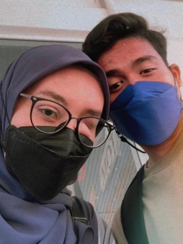 Kisah wanita kekurangan fisik bertemu jodoh bikin warganet haru Kisah wanita kekurangan fisik bertemu jodoh bikin warganet haru, viral di media sosial.