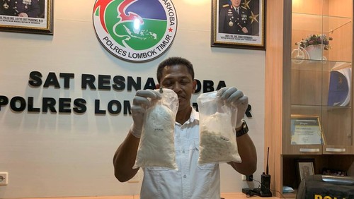 Kasat Resnarkoba I Gusti Ngurah Bagus Suputra saat memperlihatkan temuan Narkotika jenis Kokain di ruangannya, Selasa (9/5/2023). Foto: Istimewa