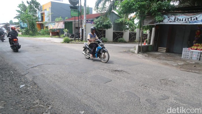Kondisi kerusakan Jalan Pleret Km 1 di Kalurahan Potorono, Kapanewon Banguntapan, Kabupaten Bantul. Foto diambil Selasa (9/5/2023).