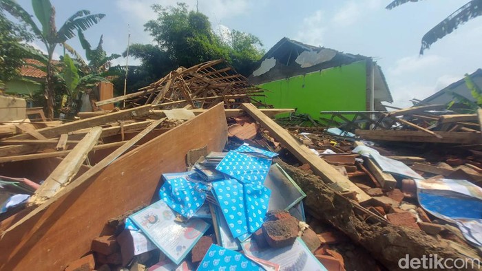 Kondisi perpustakaan SDN 3 Sukajadi Kecamatan Cisayong Kabupaten Tasikmalaya ambruk.