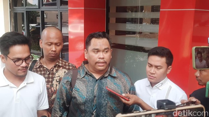 Kuasa hukum membantah anak Ira Riswana kabur usai menabrak pelajar di Ragunan.