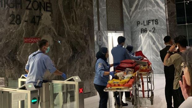 Lift macet terjadi di Pakuwon Tower, Jakarta Selatan. Belasan orang terjebak di tiga lift berbeda lantaran lift gedung 47 lantai itu bermasalah.