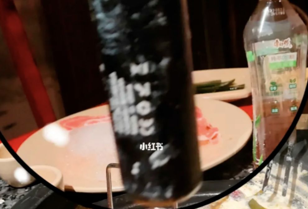 Makan Hot Pot di Resto, Pelanggan Ini Temukan Baterai Vape Misterius!