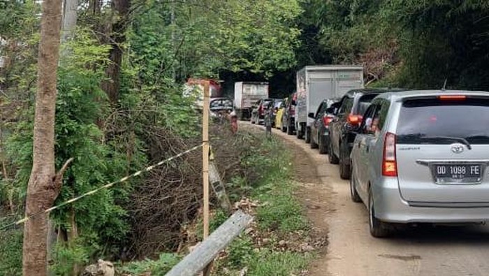 Kemacetan parah kembali terjadi di Jalan Poros Maros-Bone, tepatnya di wilayah Kappang, Camba gegara material pengerjaan untuk pelebaran jalan.