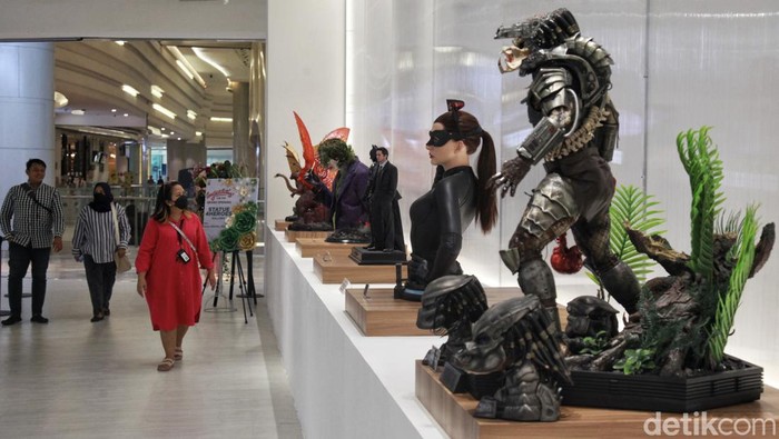 Ratusan action figure dari berbagai karakter bertajuk 'Statues 4 Heroes Gallery' dipamerkan di Lotte Avenue Mall, Jakarta. Yuk intip foto-fotonya.