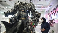 Ini dia penampakan salah satu action figure dari karakter Batman yang mejeng di Statues 4 Heroes Gallery, Lotte Avenue Mall, Jakarta, Selasa (9/5/2023).