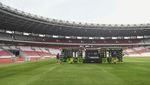 Melihat Proses Jahit Rumput Stadion GBK