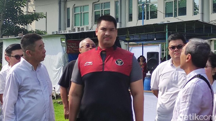 Menpora Dito Ariotedjo saat mengunjungi siswa berpotensi di Sekolah Terang Bangsa Semarang, Selasa (9/5/2023).