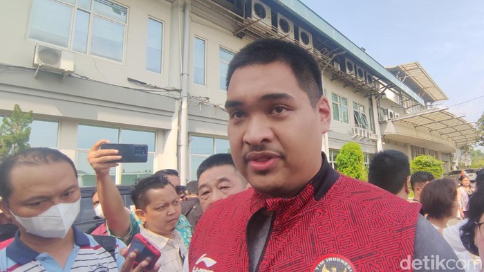 Menpora Dito Ariotedjo saat mengunjungi siswa berpotensi di Sekolah Terang Bangsa Semarang, Selasa (9/5/2023).